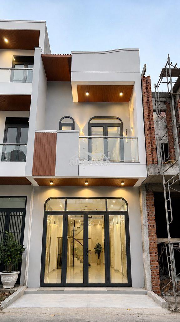 Bán gấp giá rẻ nhà 1 trệt 1 lầu, 4x30 tại tdm, chỉ 2tỷ550