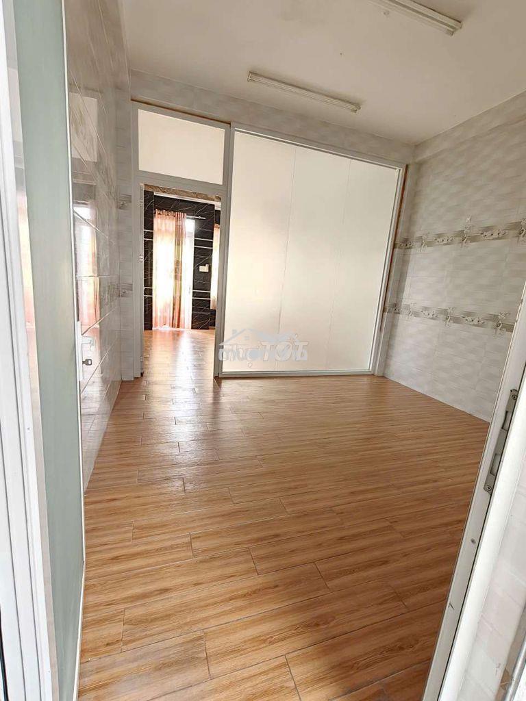 Cho thuê nhà đối diện công viên dt 4*22m - 4