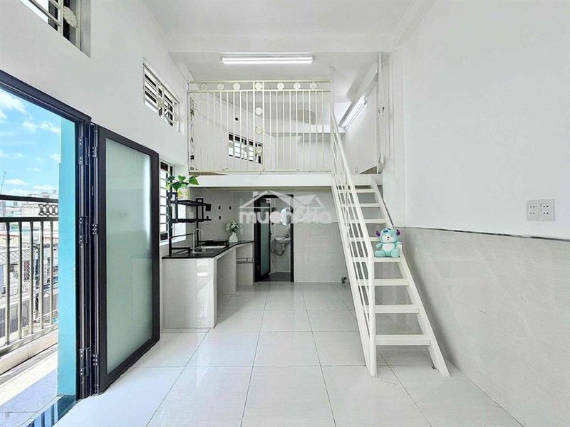 Phòng rộng gác cao-bancol rieng ngay ngã tư bốn xã
