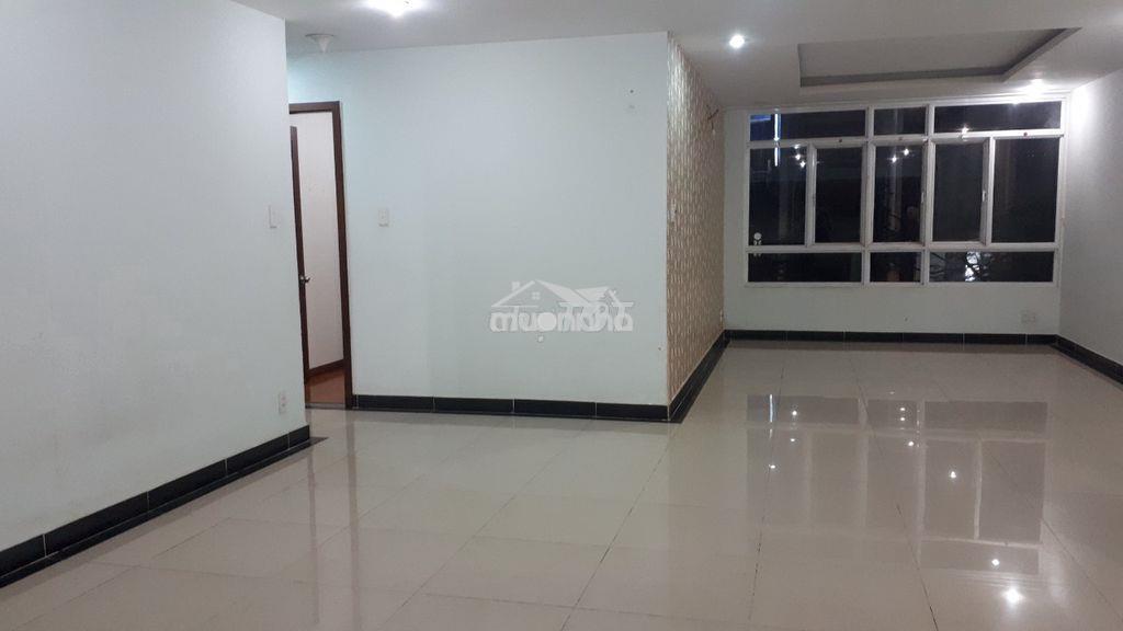 Cần cho thuê căn hộ giai việt -3pn nhà trống có rèm.giá: 12 triệu - Ảnh 2