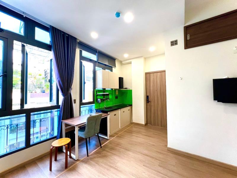 Cho thuê căn hộ 1 phòng ngủ, cửa sổ và ban công thoáng. trong khu vực nhiều cây xanh