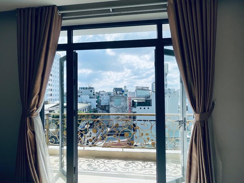Cho thuê căn hộ ban công thang máy full nội thất ngay trần bình trọng gần khu ẩm thực phan xích long giáp quận 1,3 khu an ninh mặt tiền đường