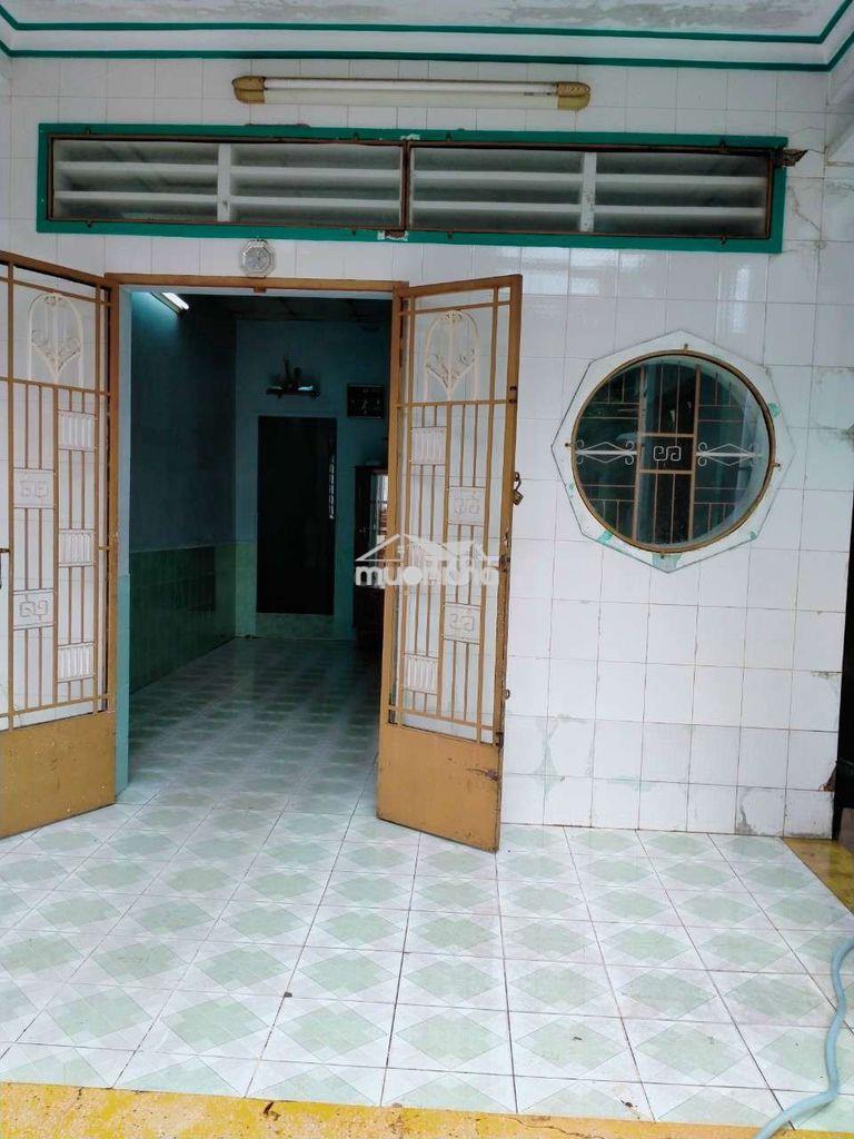Nhà nguyên căn có sân đậu xe hơi 