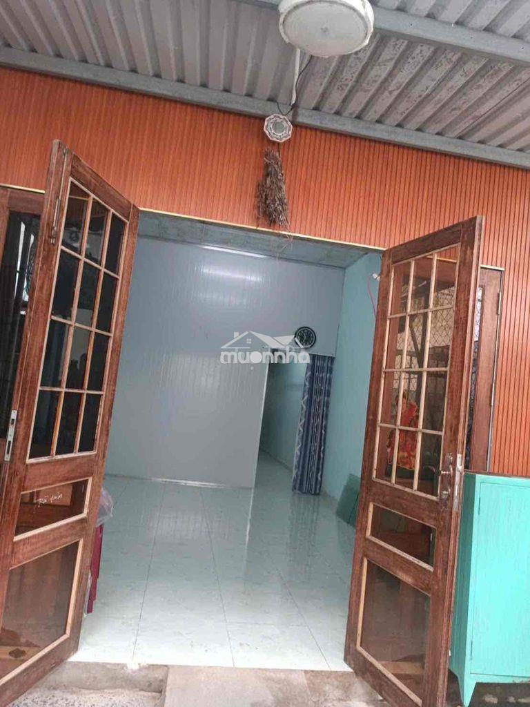 Nhà gần chợ vườn lài.  cấp 4 : 1pn wc. an ninh. sạch sẽ
