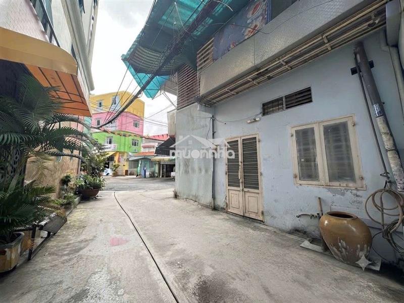 Không kiếm đâu ra căn thứ hai, hẻm xe hơi bà hom mà gia rẻ.