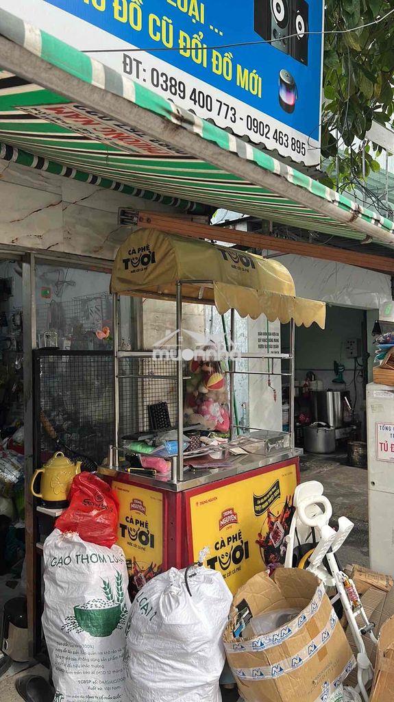 Cần cho tôi chỗ ngồi trước mặt bàn - 2