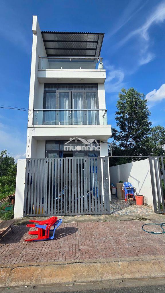 Chủ cần tiền bán lỗ căn nhà phố 1trệt 2 lầu sân thượng shr sang tên
