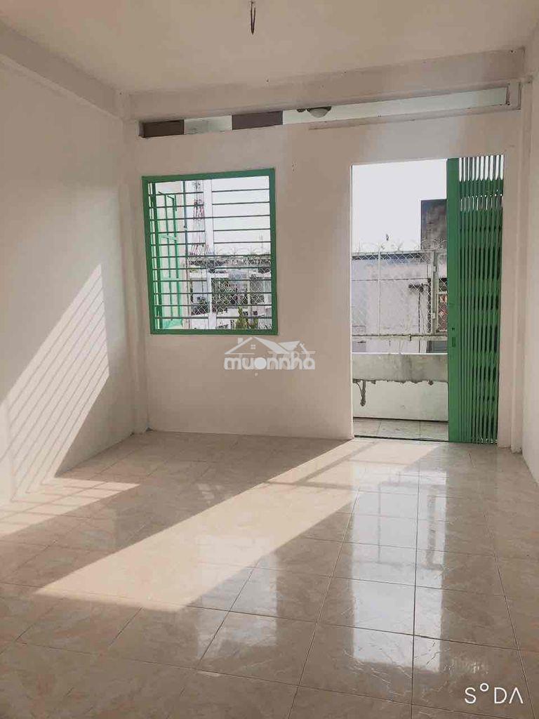 Căn hộ chung cư lầu 3, lô d chung cư lạc long quân, phường 5, quận 11