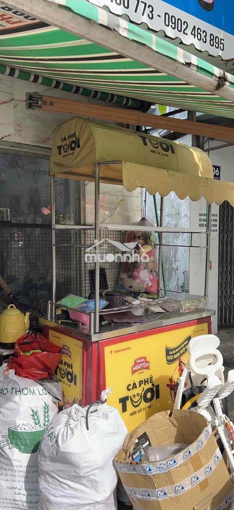 Cần cho tôi chỗ ngồi trước mặt bàn