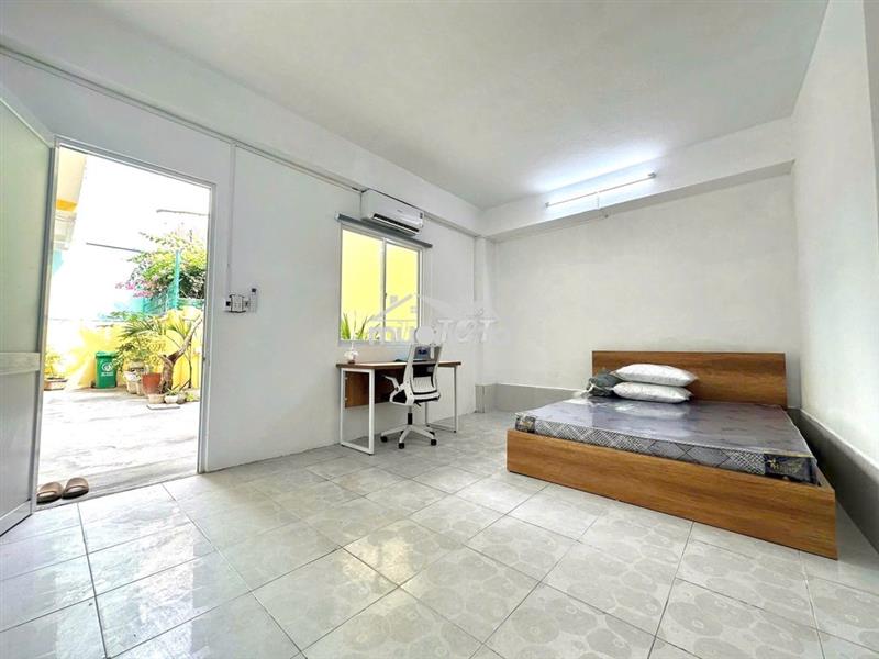 Phòng tầng trệt sân  rộng +ngay gần tô hiến thành có thể kinh doanh