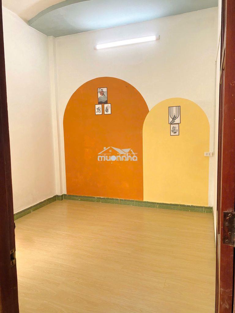 Phòng thoáng đẹp ban công quận 12 có máy lạnh.