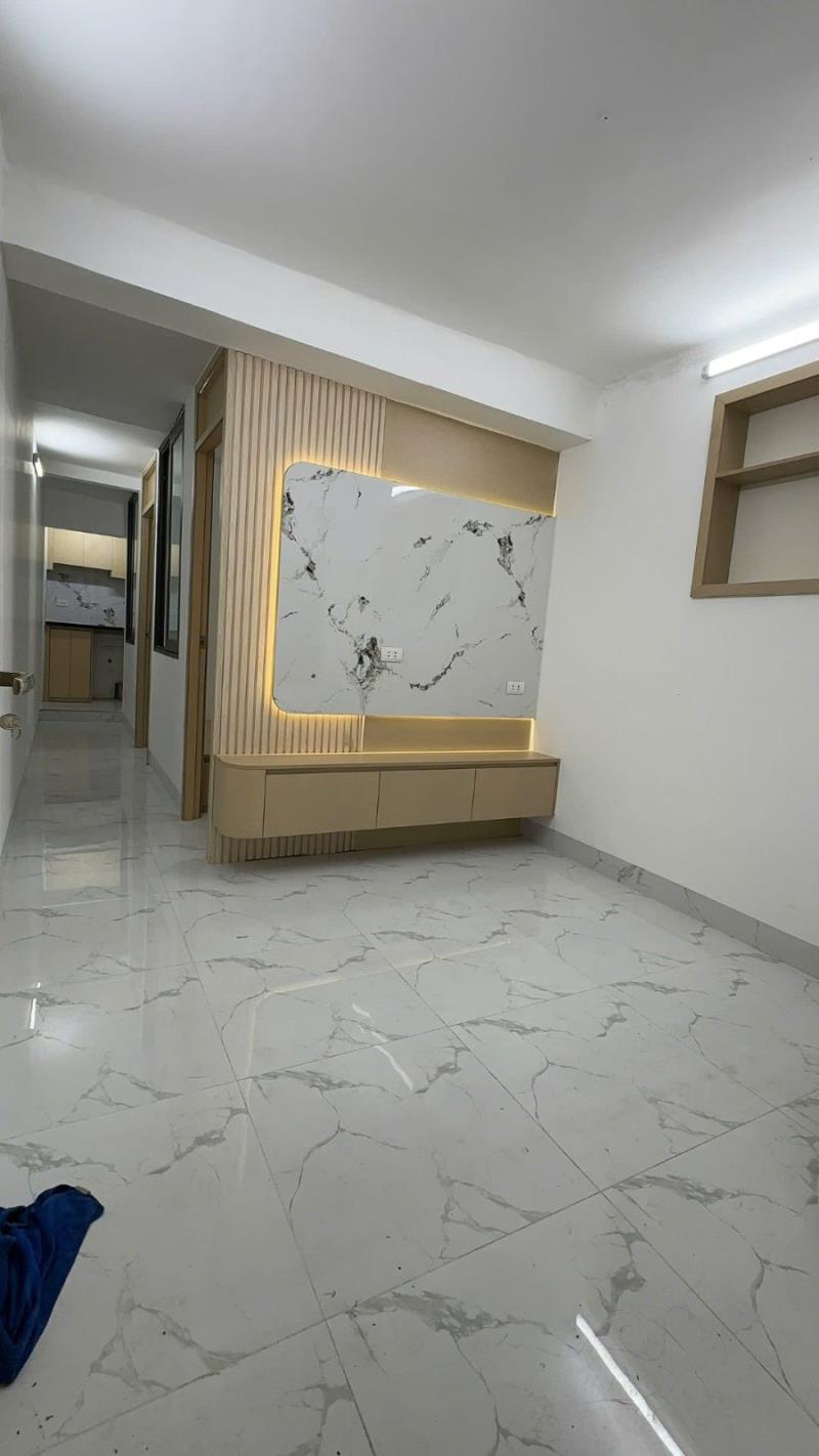 Cho thuê căn hộ tập thể 40m2 - 2 ngủ -   phố bùi ngọc dương giá 7tr5