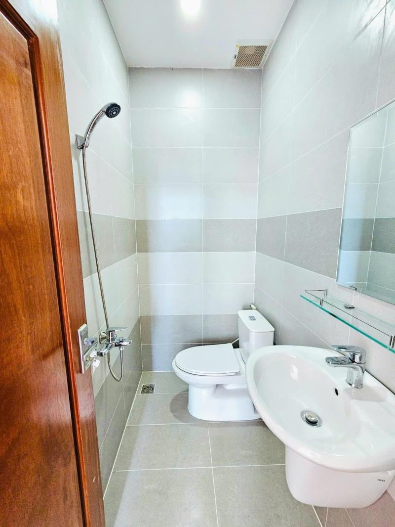 Bảo là thuê phòng để 'chữa lành tâm hồn', ai ngờ vừa nằm xuống sàn gỗ là... lười luôn tới năm sau!" 🧘‍♀️🪵💸 ​người ta tốn tiền đi đà lạt chữa lành vì không khí trong lành, còn bước chân vào căn p401 - Ảnh 3