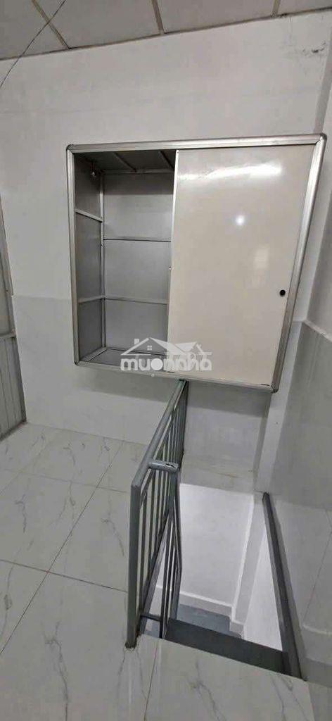 Nhà sạch sẻ có máy lạnh và quạt vô ở liền - Ảnh 3