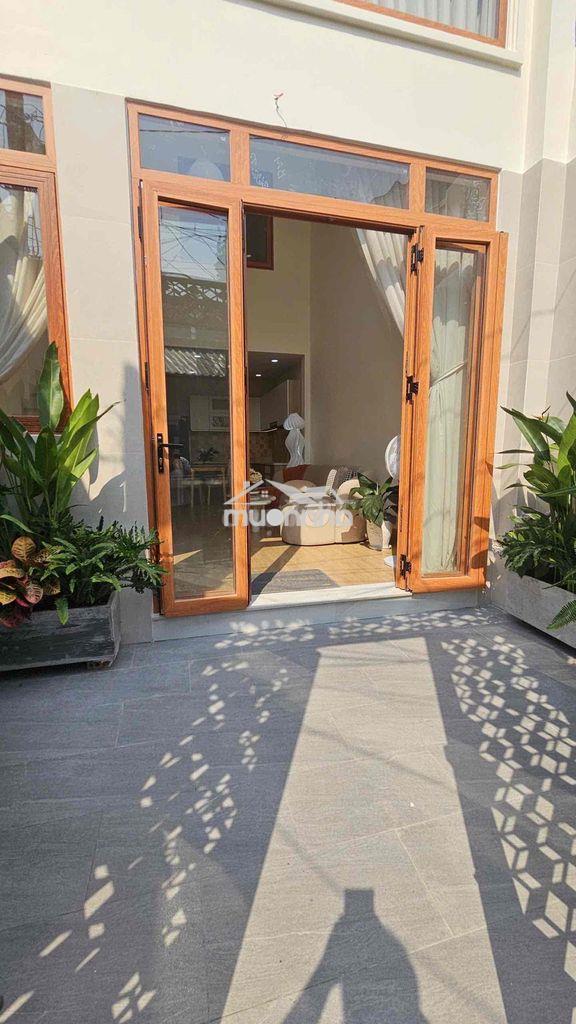 Nhà sân rộng rãi có lững có phòng ngủ ở trệt thích hợp người cao tuổi