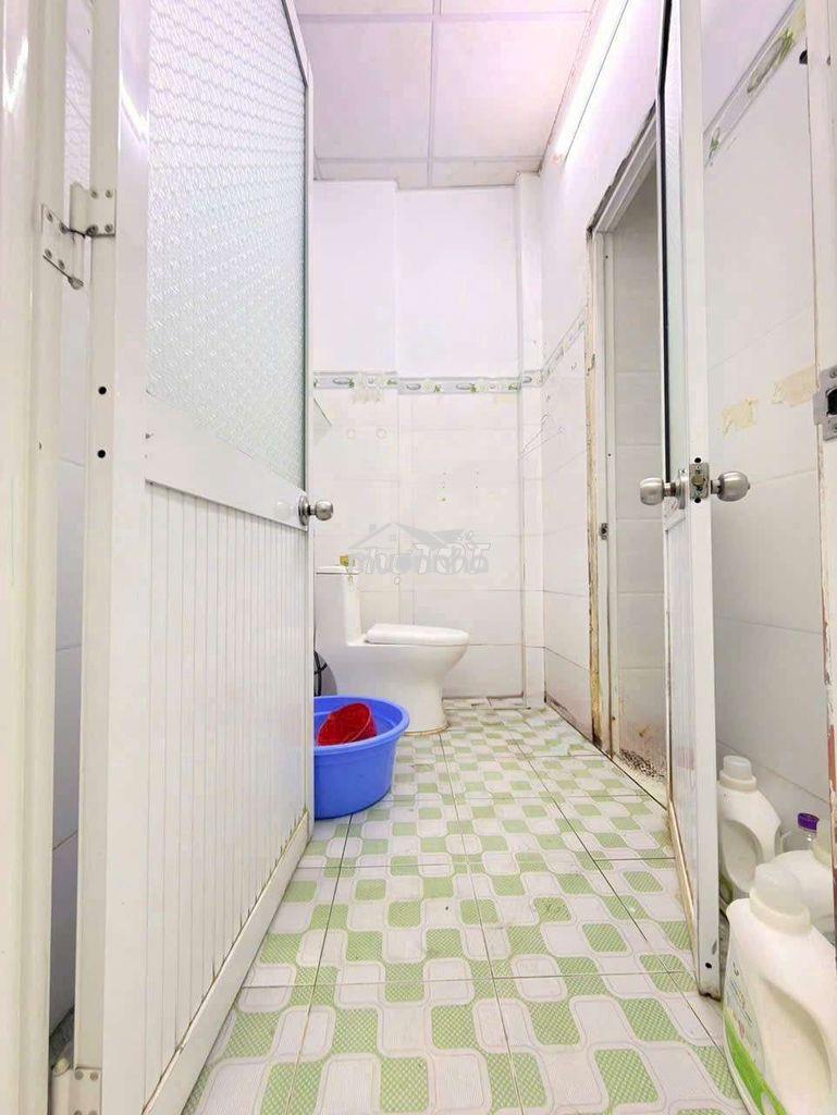 Cho thuê nhà đường quốc lộ 50 dt.4m×12m } 1 lầu 2 phòng 2 toilet. - Ảnh 4