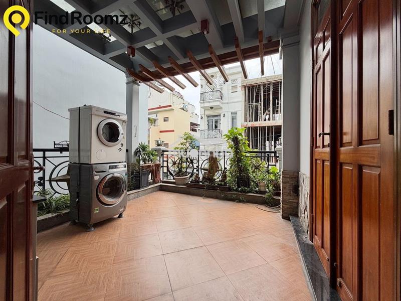 Cho thuê 3 phòng ngủ, ban công (sẵn 3 máy lạnh, giường, tủ áo)