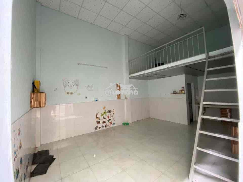 Nhà cấ 4 có gác đúc,cổng riêng - Ảnh 2