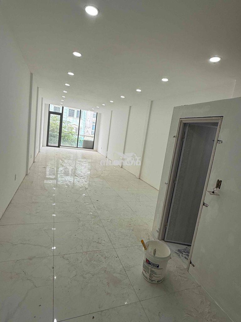 Sàn trống mới ,toilet riêng,mặt tiền gần vạn hạnh mall