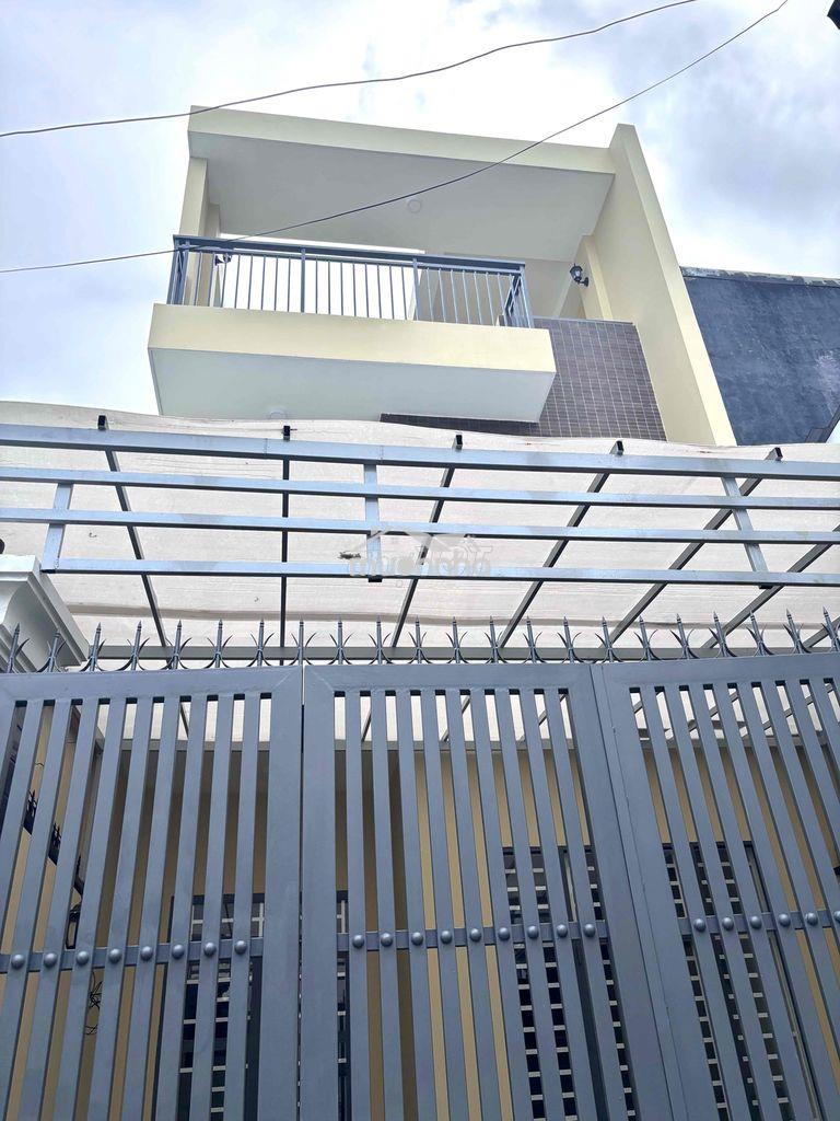 Nhà 3 tầng hiệp phú - gần ngã tư thủ đức . 3pn sân thượng trước sau