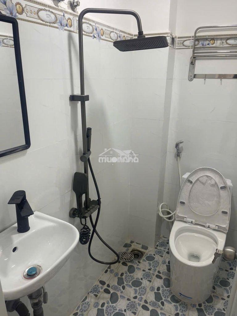 Nhà 3 tầng mới sửa đẹp, 4m x 10m, 3pn, 3wc, 3 máy lạnh,hẻm 2m t.v.đang