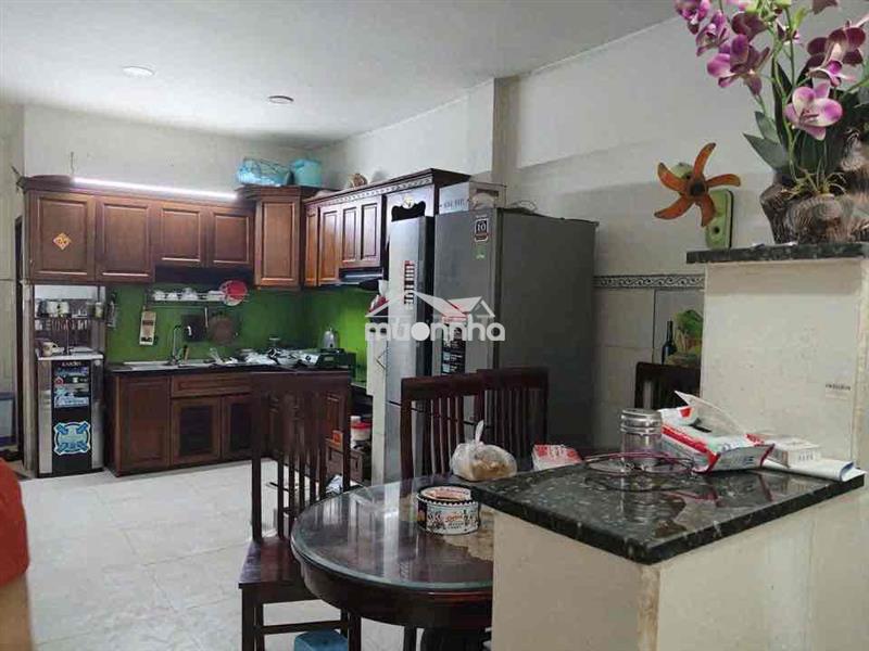 Dt: 4x18  có 3pn 2wc .hẻm 8 m giá 9,5trieu