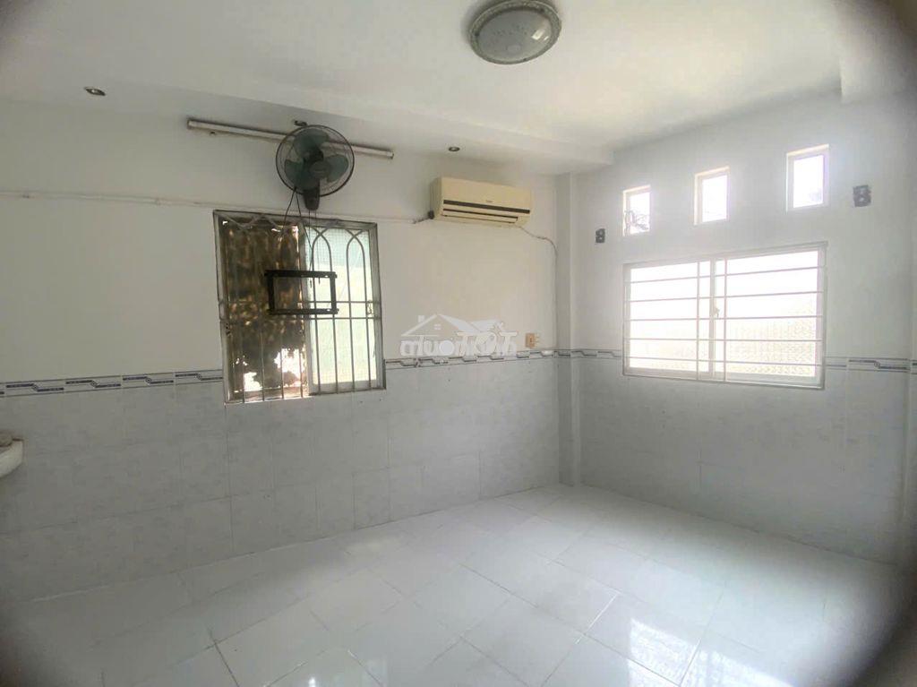 Nhà nguyên căn 2mt, 2 lầu, 1 trệt, 1 vệ sinh có ban công, sẵn nội thất - Ảnh 2